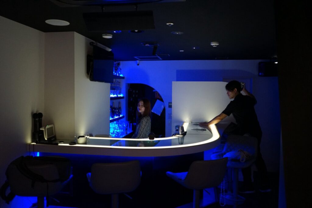 Bar AZ 青い照明のカウンター席